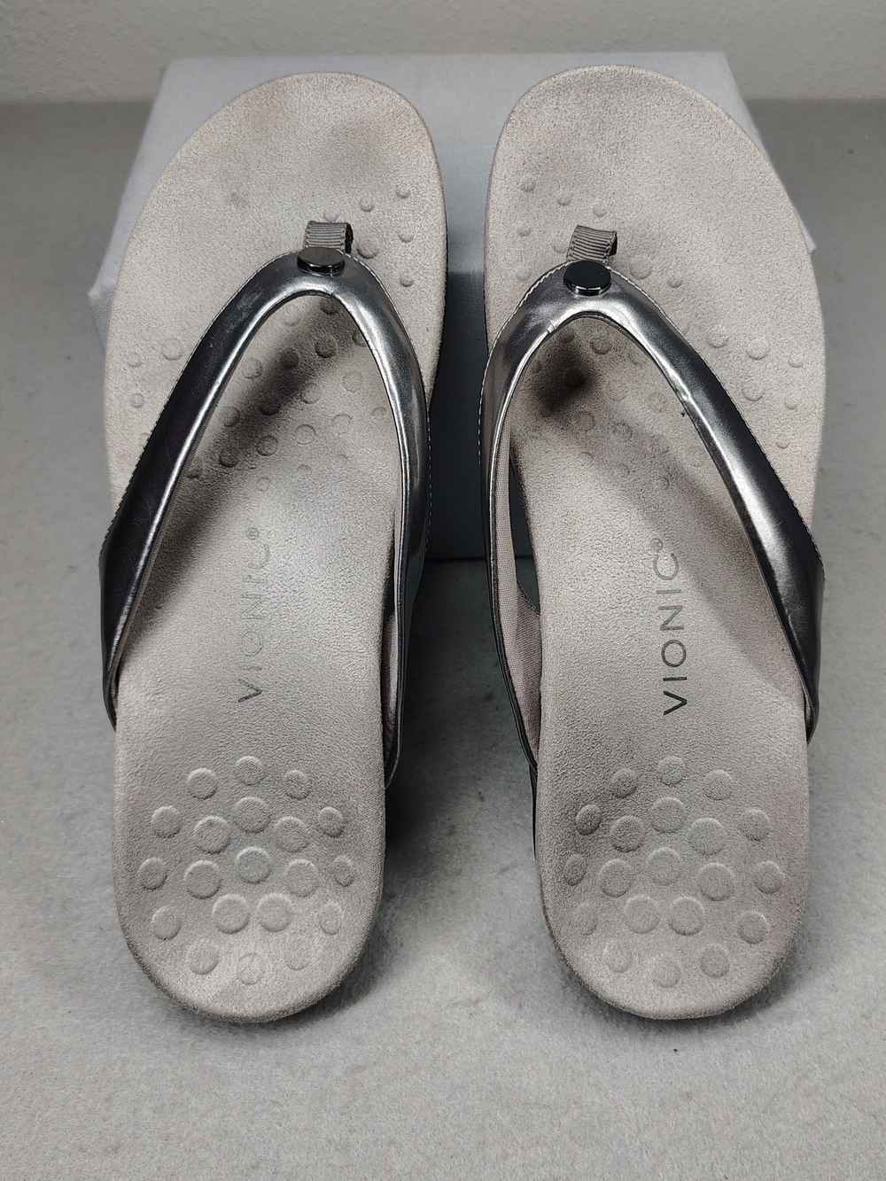 Vionic Women’s Metallic Gray Thong Sandals Size 10